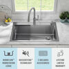 Lavabo de cocina tipo estación de trabajo con un receptáculo de acero inoxidable de 33" de montaje bajo encimera encastrado, con reborde WorkFlow™ y accesorios